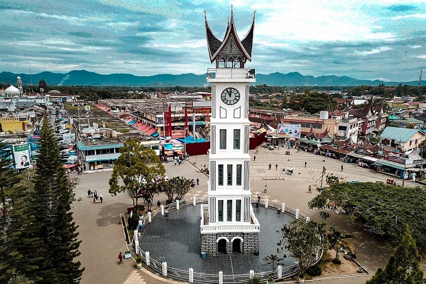sejarah-jam-gadang-di-bukittinggi-dan-berkibarnya-bendera--merah-putih-trf